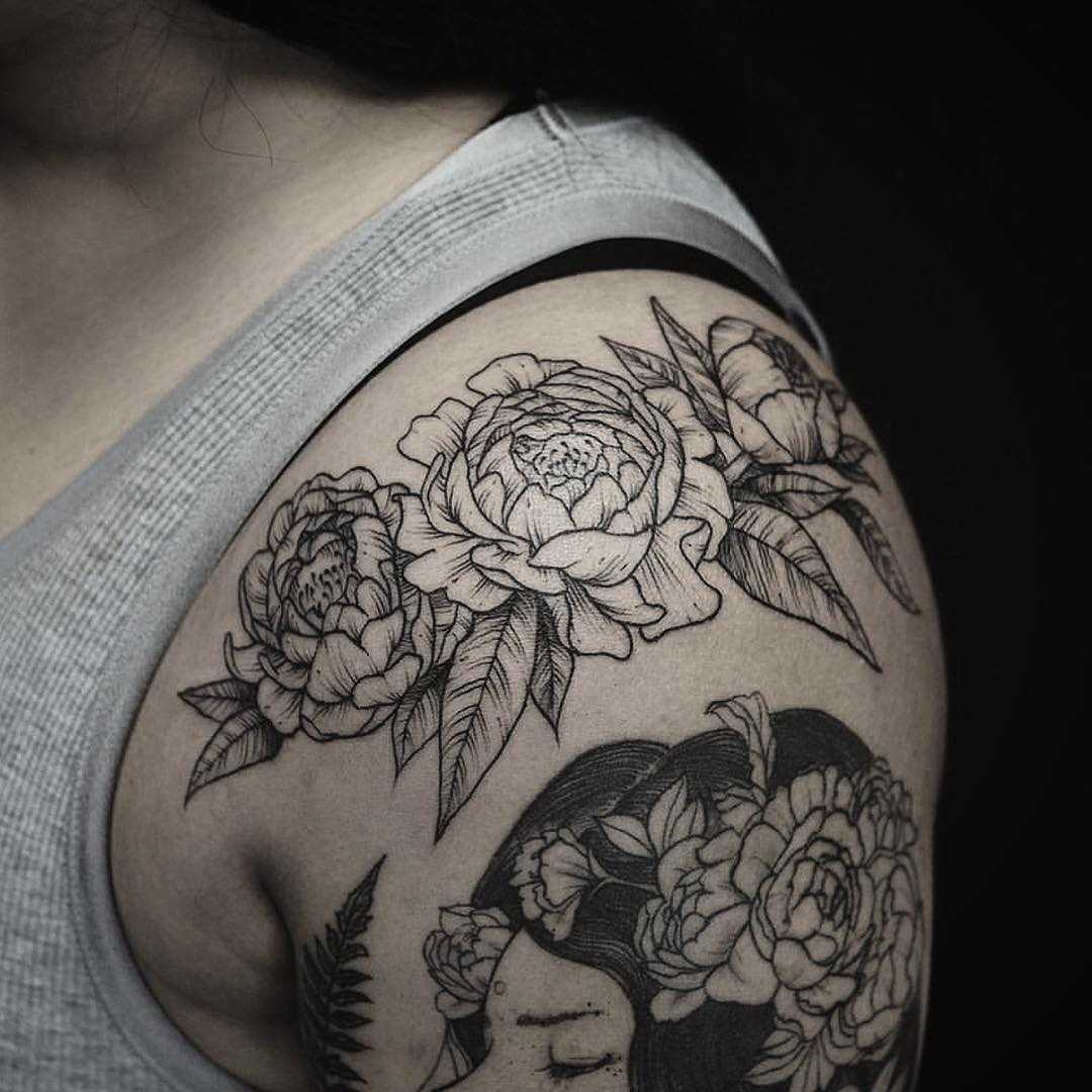 Florals on the shoulder by E.k.ek.tattoos