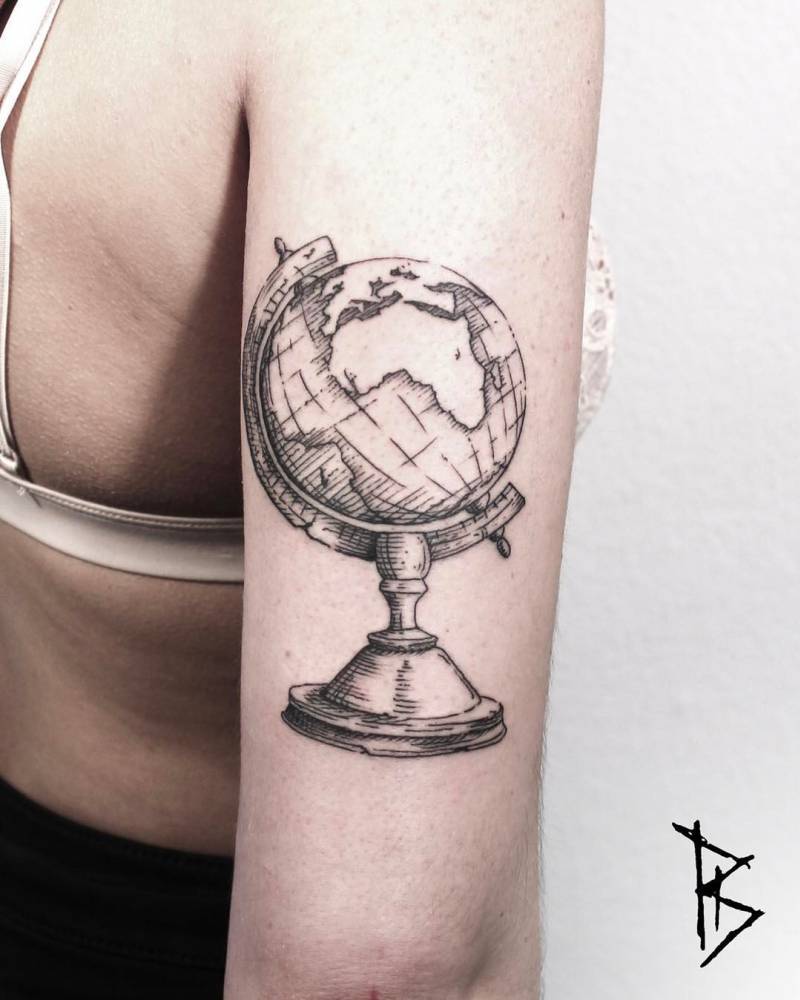 Globe tattoo on the triceps by Loïc Lebeuf