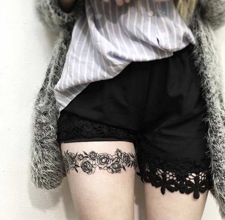 Peony wrapped around the right thigh