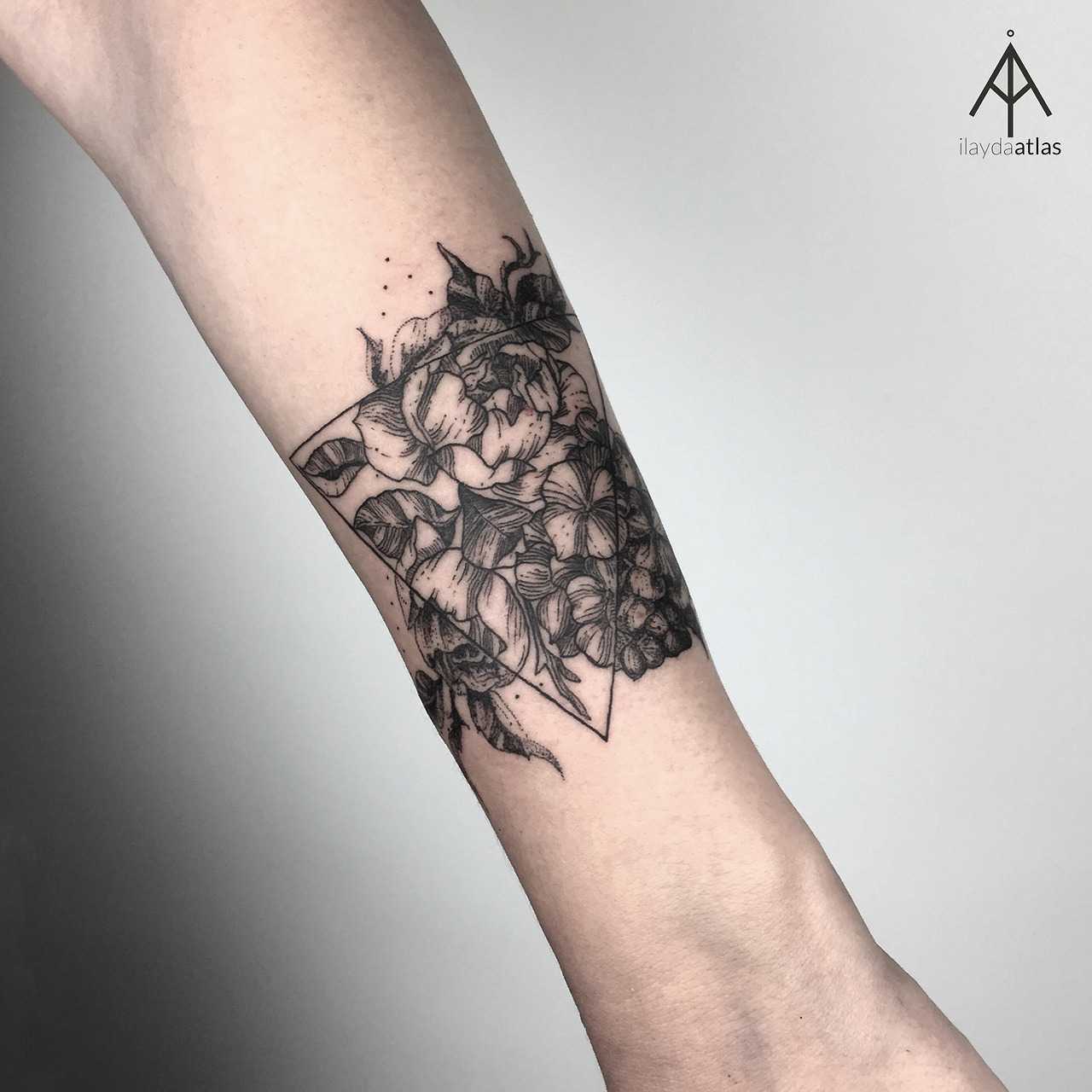 Flower and triangle tattoo by Ilayda Atlas