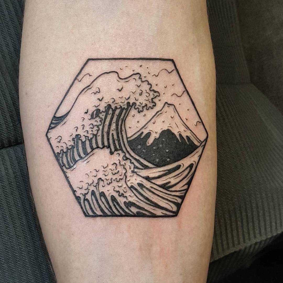 Honeycomb-shaped Great Wave tattoo