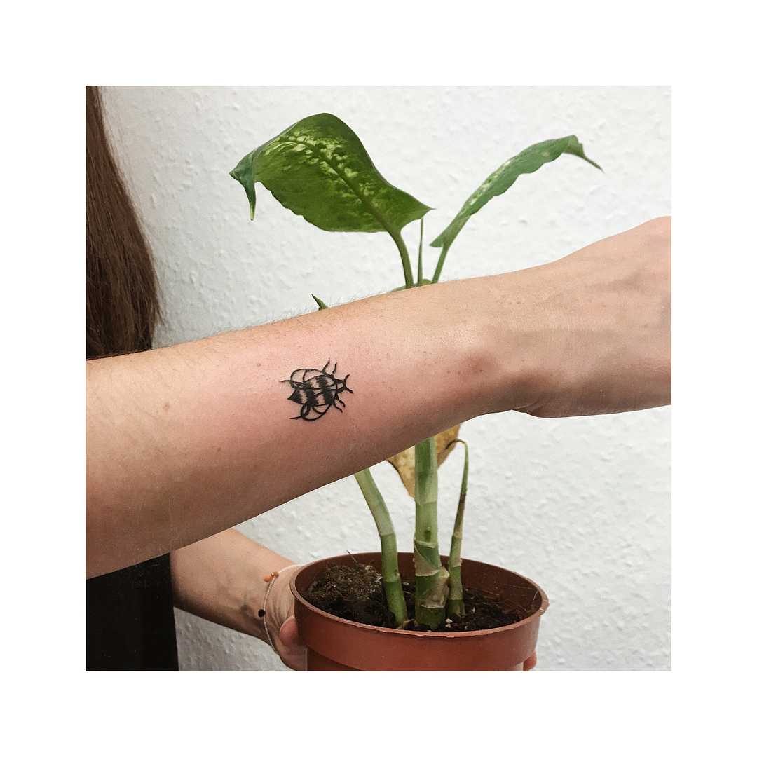 Bee 🐝 @bunnytatt2 . . . #simpletattoo #lineworktattoo #minimalist #ink  #tattoodesign #tattoo #tattoos #tattooart #tattooshop… | Instagram