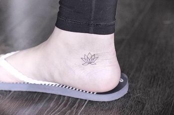 Simple little lotus by Lindsay April