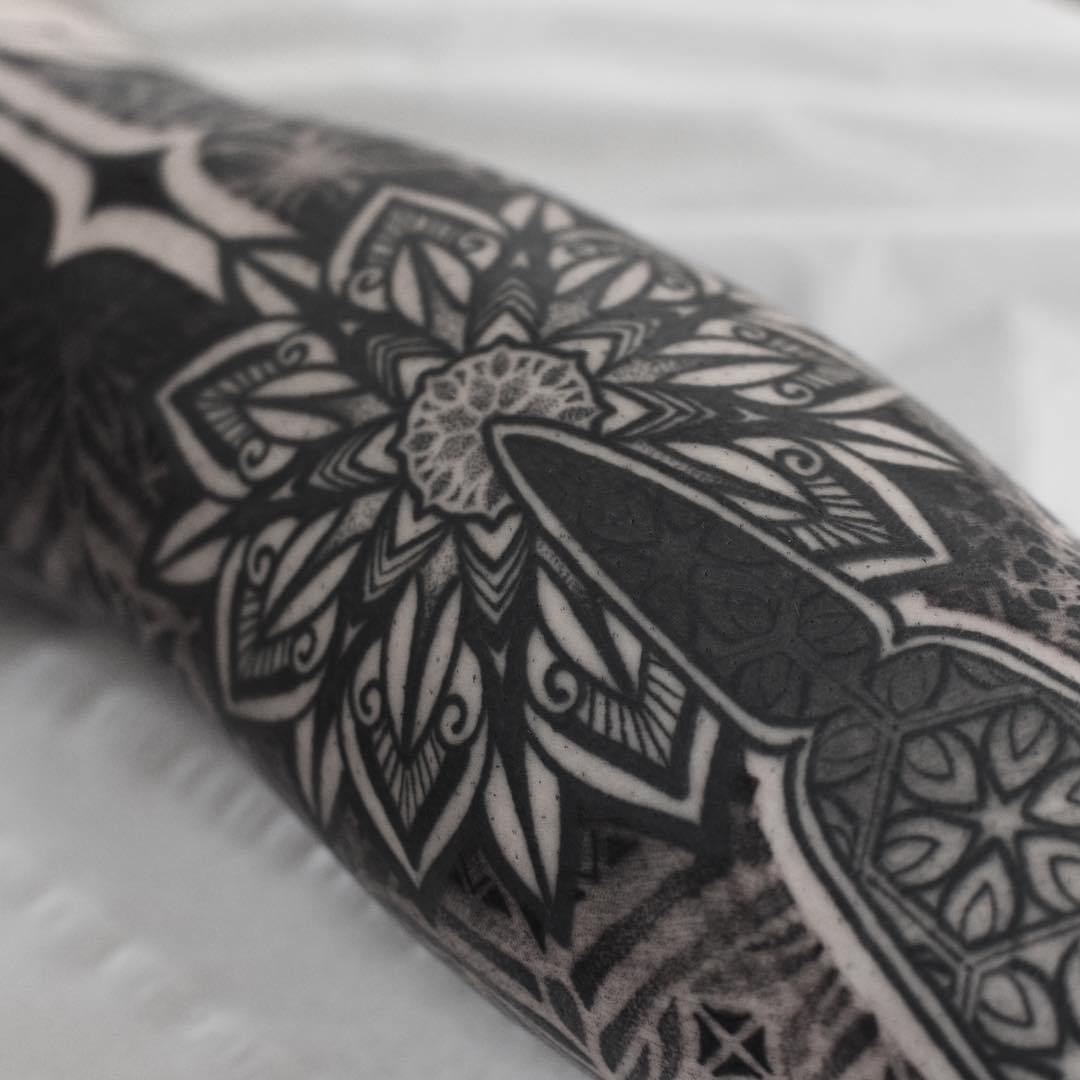 Amazing leg tattoo by Wagner Basei