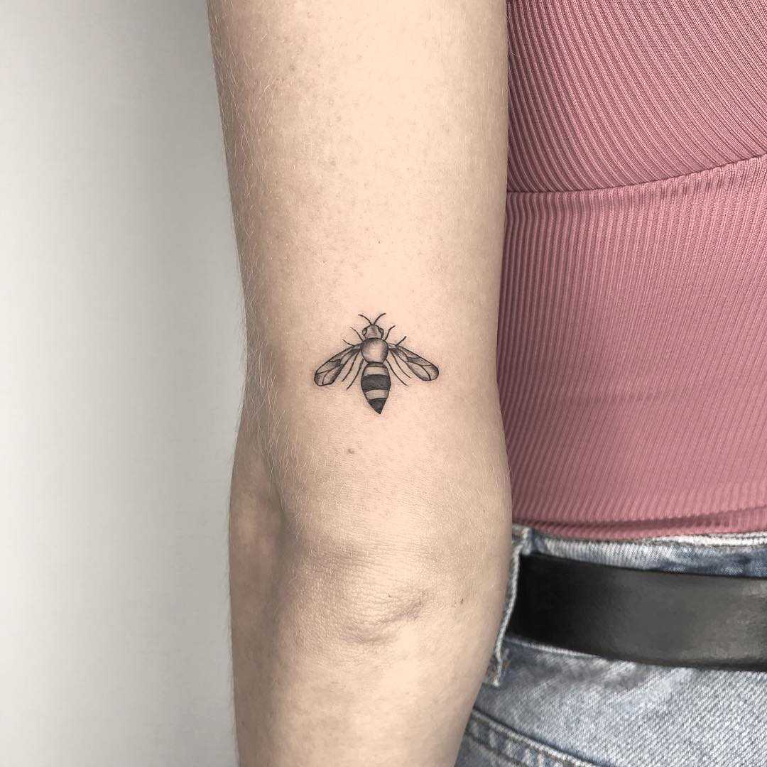 Bee tattoo by Conz Thomas