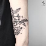 Flower on the bicep by Ilayda Atlas