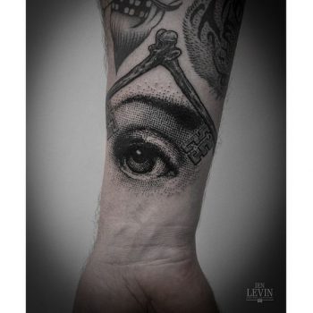 Hyper-realistic eye tattoo