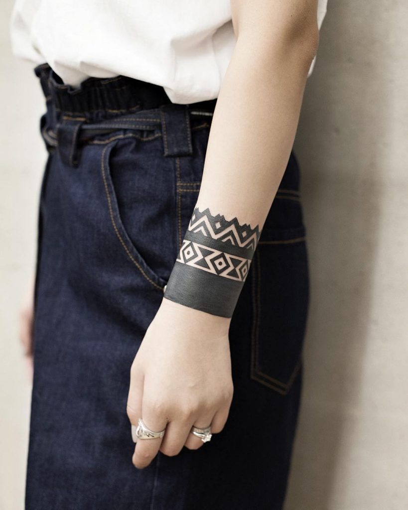 Beautiful armband tattoo by Aki Wong