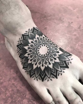 Black and grey mandala on the right foot by Wagner Basei
