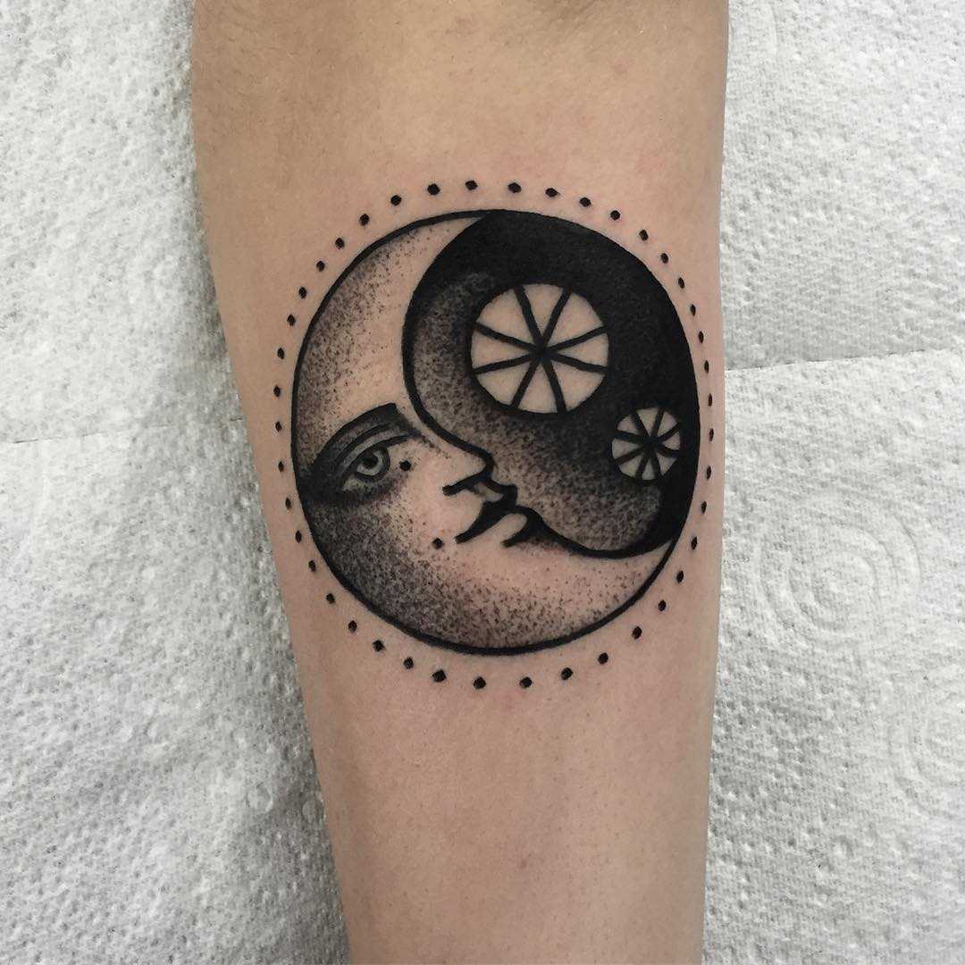 Blackwork traditional moon by tattooist Miedoalvacio