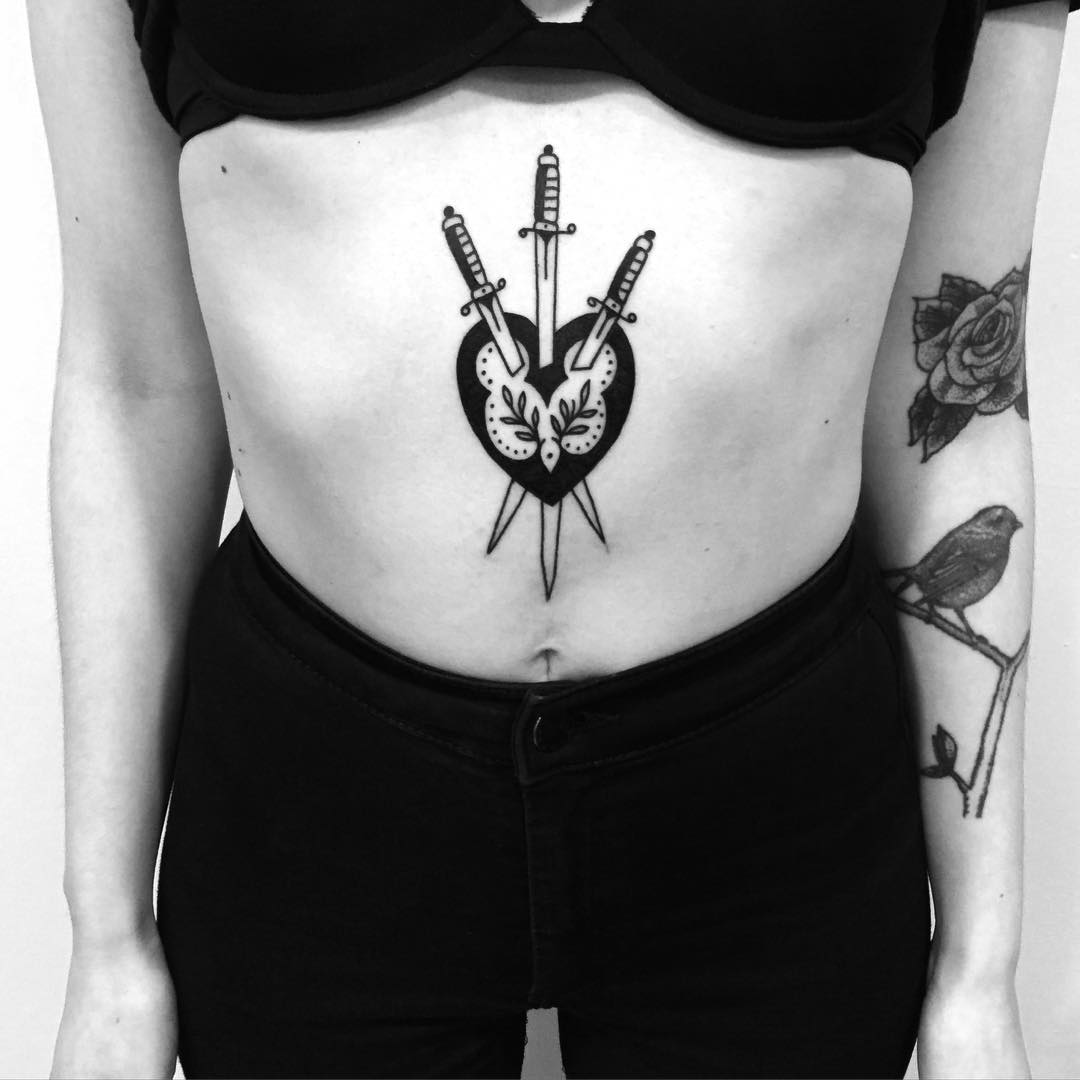 Pierced heart tattoo by tattooist Miedoalvacio