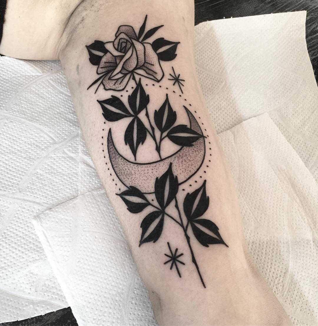 Rose and moon by tattooist Miedoalvacio