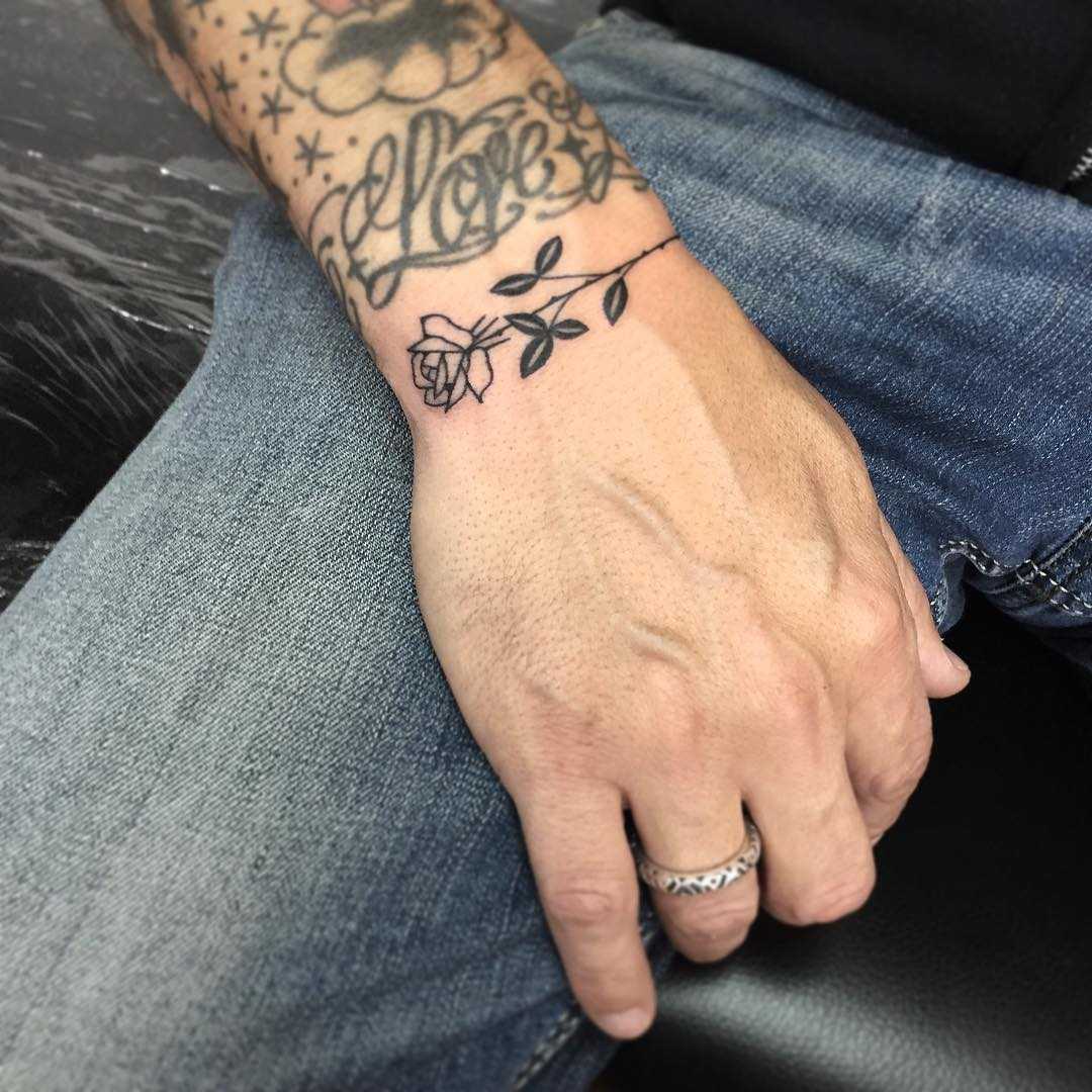 Rose bracelet by tattooist Miedoalvacio