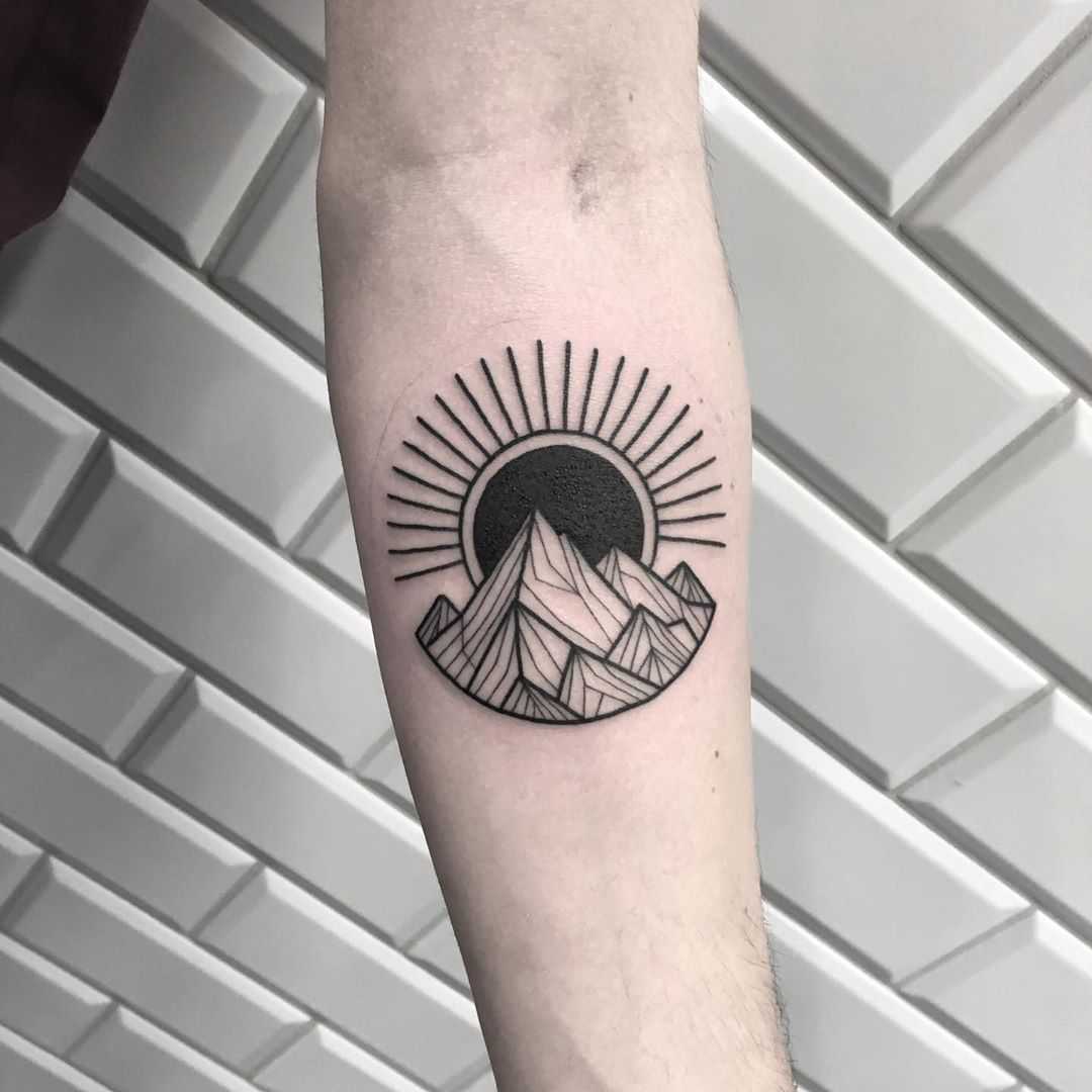 Sun and mountains by tattooist Smutek