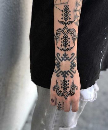 Beautiful blackwork pattern by Tine DeFiore