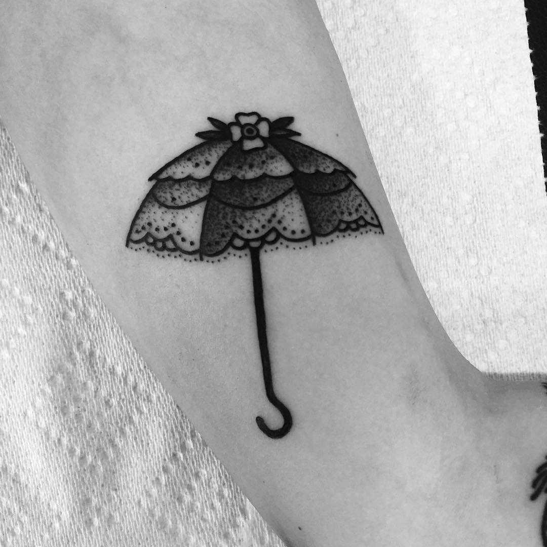 Black umbrella tattoo by tattooist Miedoalvacio