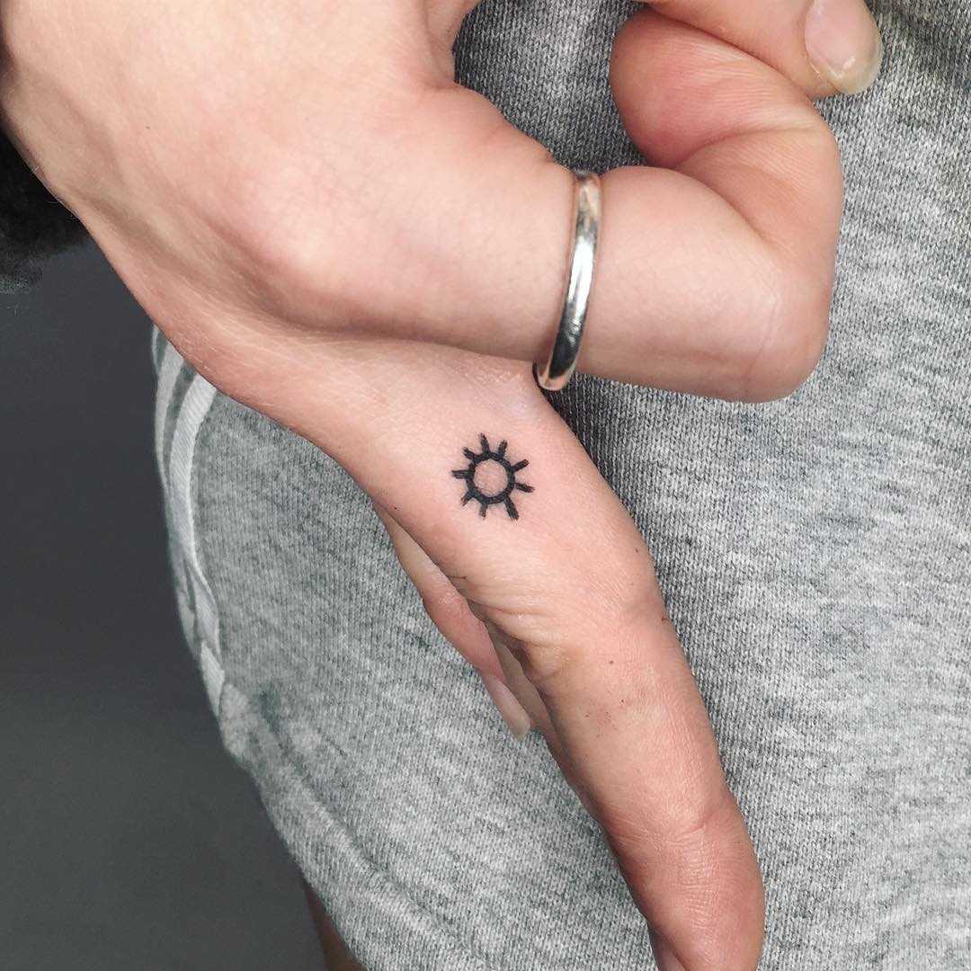 Xenia Adonts Moon, Star, Sun Finger Tattoo | Steal Her Style