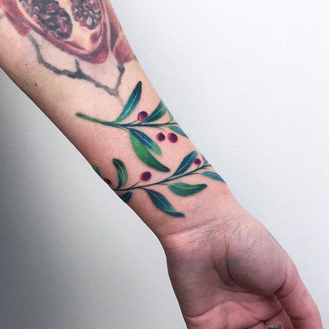 Floral bracelet tattoo by Valeria Yarmola