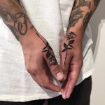 Roses on thumbs by tattooist Miedoalvacio