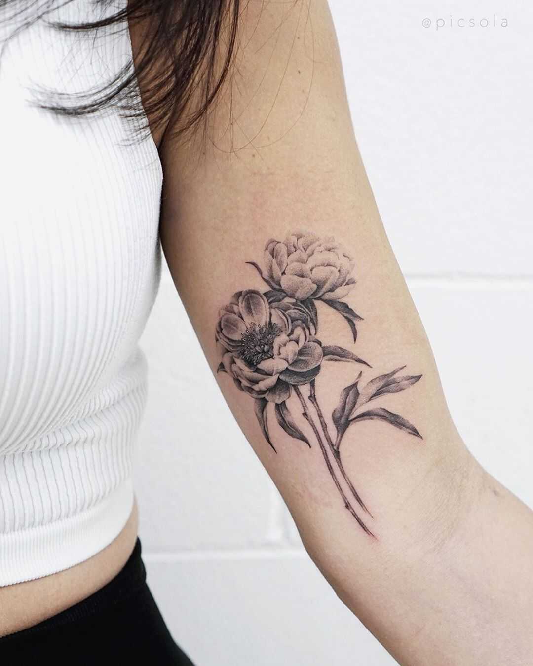 Black and grey flowers by tattooist picsola