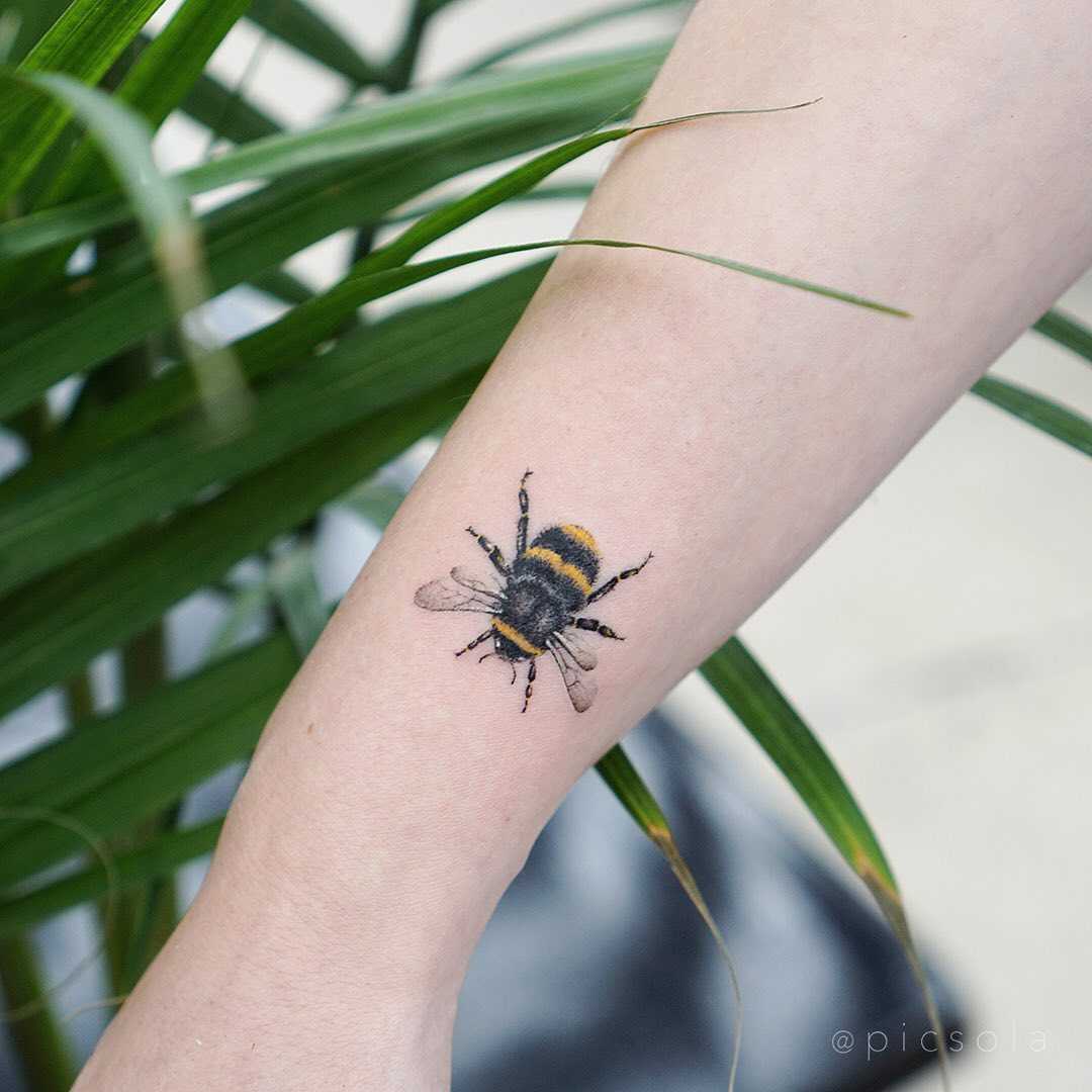 Cool bee tattoo by tattooist picsola