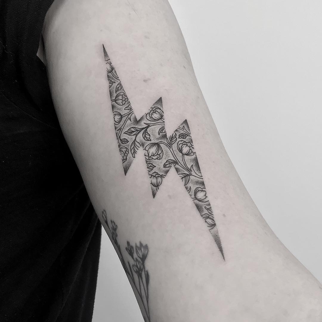 Lightning Bolt Outline Temporary Tattoo (Set of 3) – Small Tattoos
