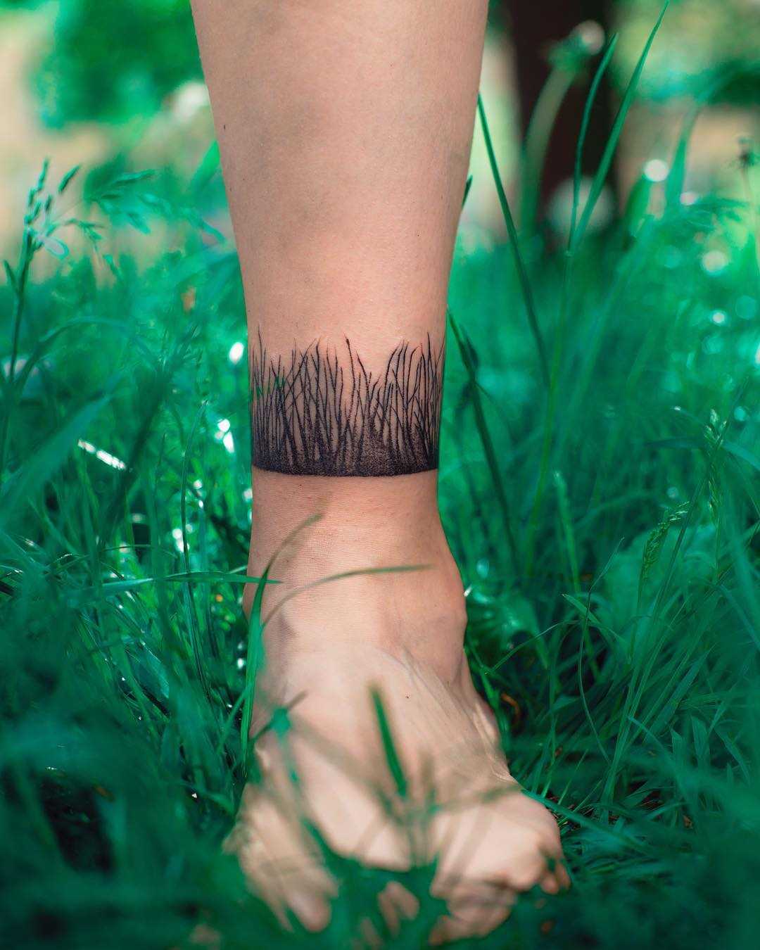 Grass around the ankle by Dżudi Bazgrole
