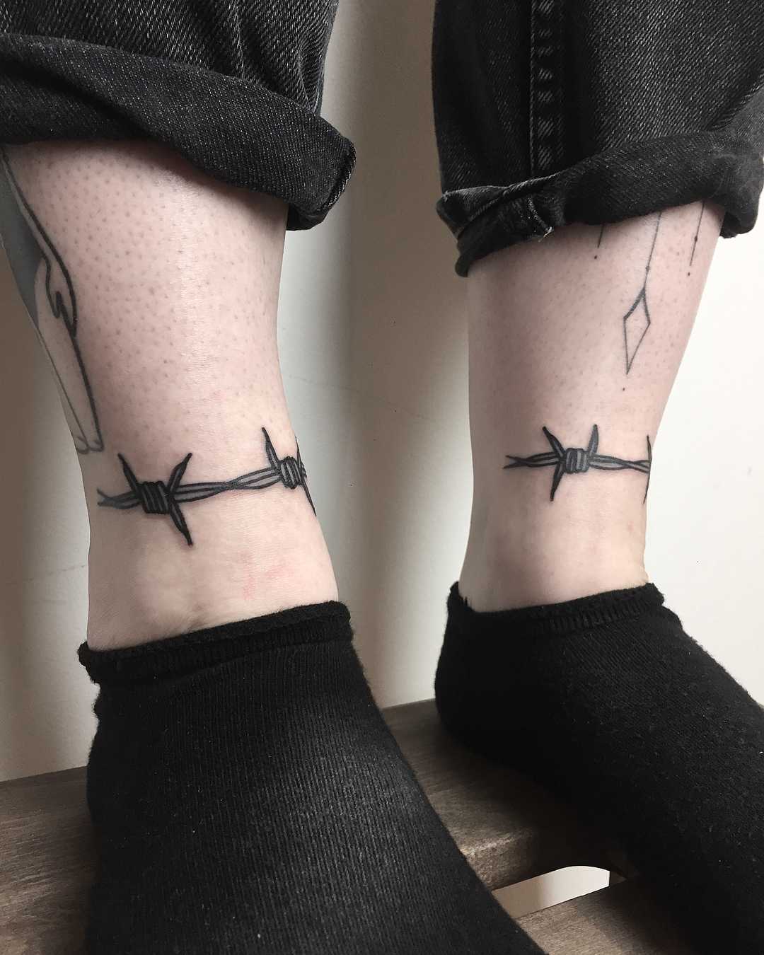 Matching barbed wire details by Loz Thomas