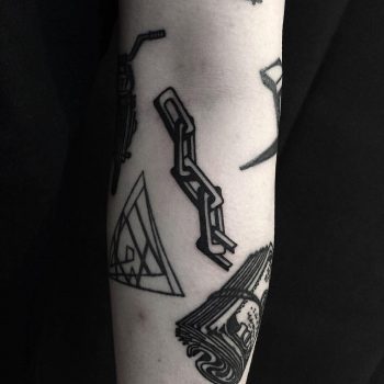 Black chain tattoo by tattooist yeontaan