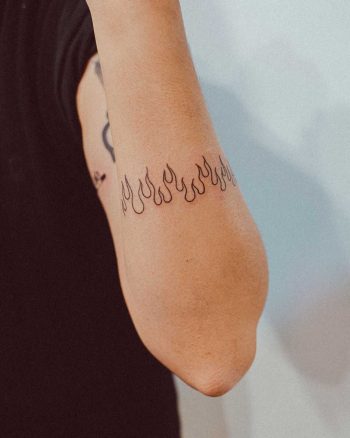 Black flames by tattooist Bongkee