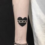 Negative space chain link by tattooist yeontaan