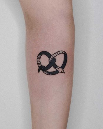 Pretzel snake by tattooist Bongkee