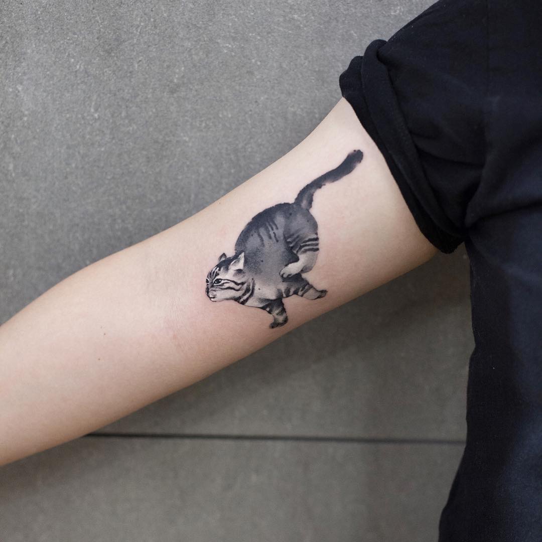 Running cat by tattooist Chenjie