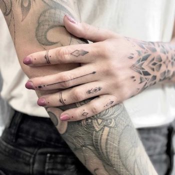 30 Simple and Small Finger Tattoos that You'll Want to Copy | Finger tattoo  for women, Finger tattoos, Cute finger tattoos