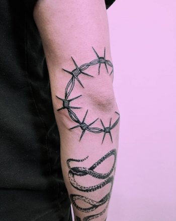 Barbed wire circle by Tristan Ritter