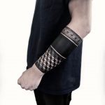 Blackwork armband by tattooist NEENO