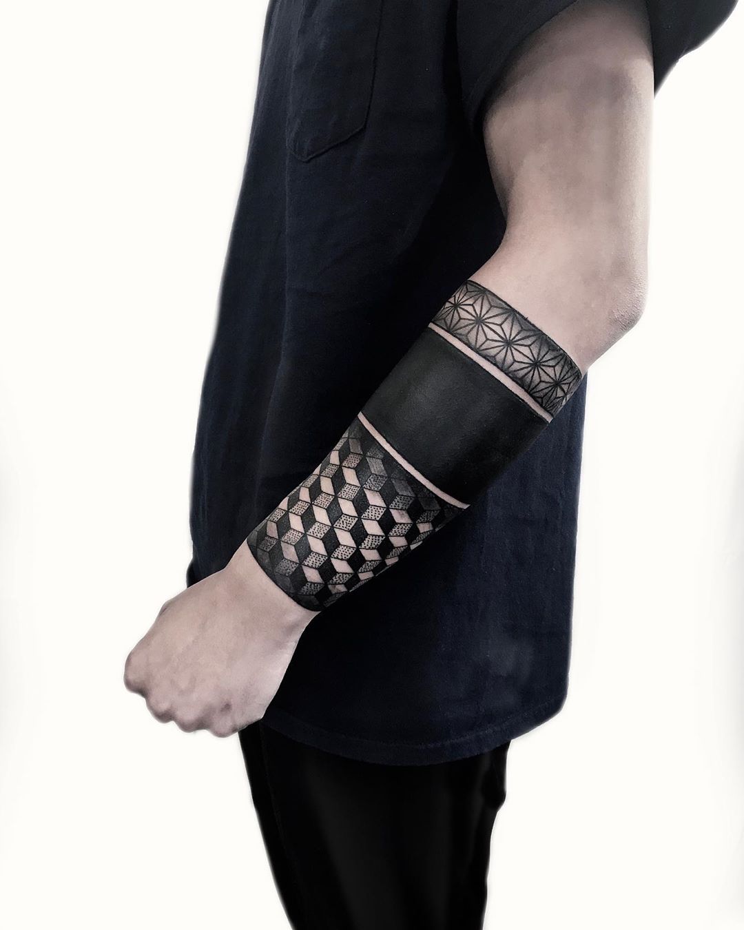 Blackwork armband by tattooist NEENO