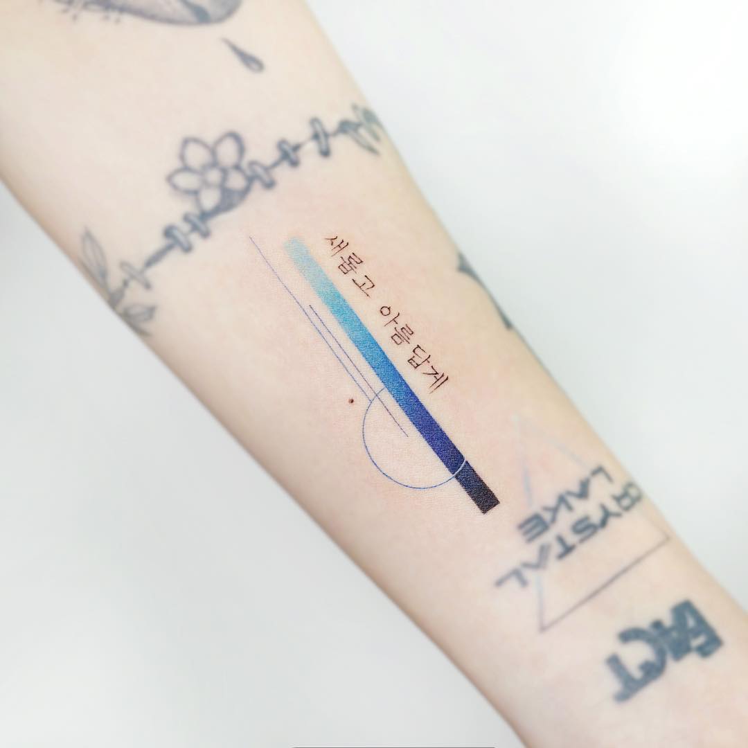 Blue gradient line by tattooist Ida