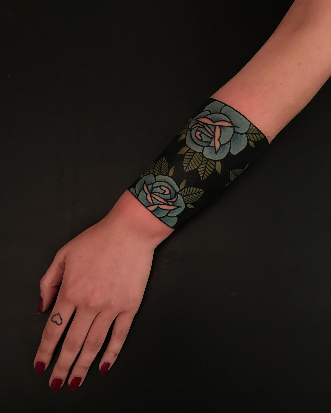 Blue rose wristband by tattooist Alejo GMZ