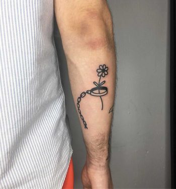 Chained daisy by Rich Sinner