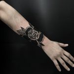 Cover up black rose by tattooist Alejo GMZ