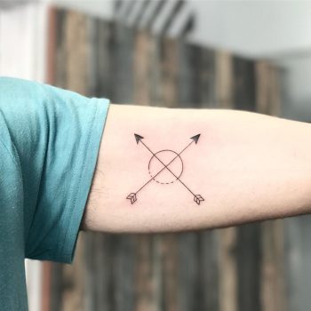 Crossed arrows by Sara Kori