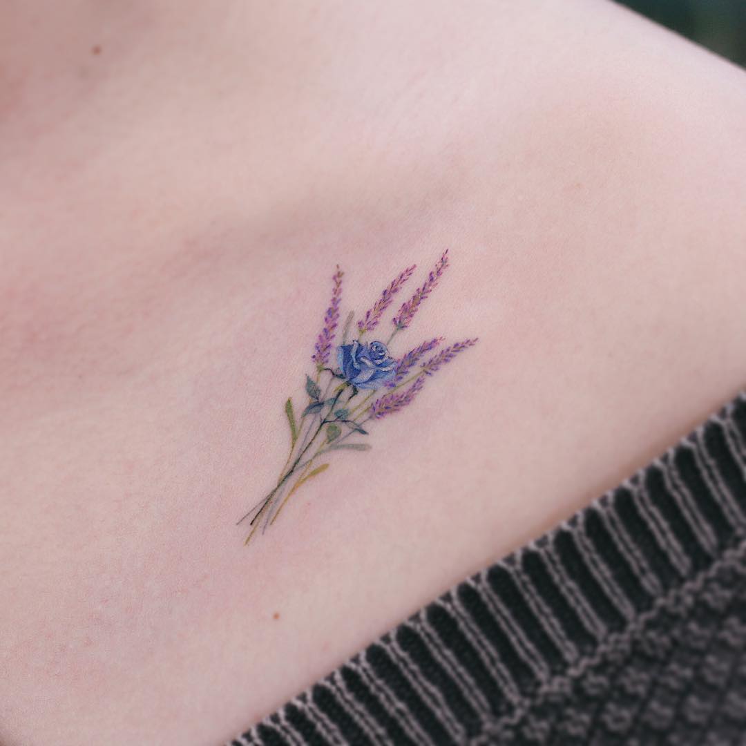 Lavender and blue rose by tattooist Saegeem