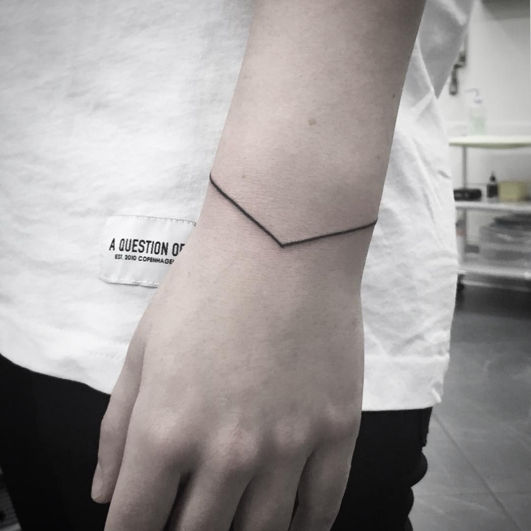 Linear wristband by tattooist Virginia 108