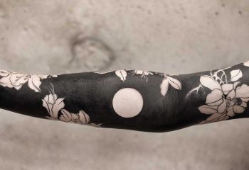 Negative space floral sleeve by tattooist Chenjie