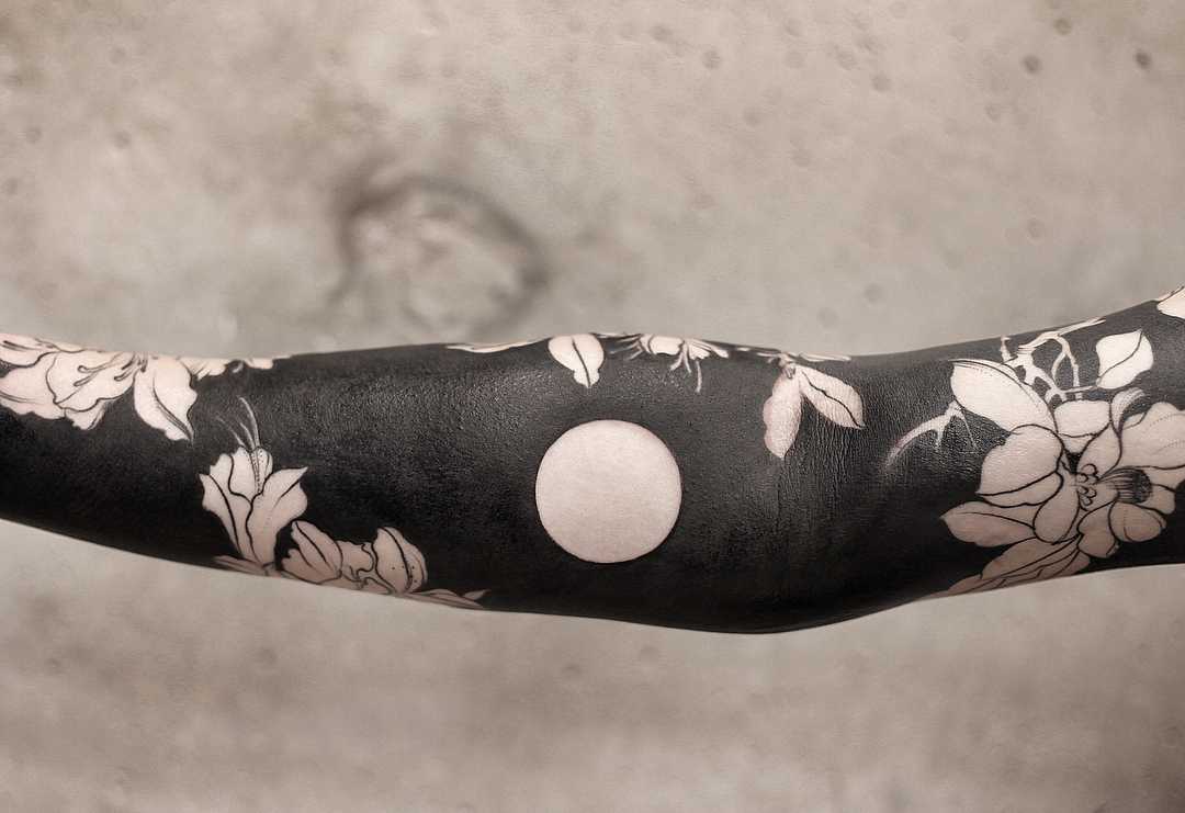 Negative space floral sleeve by tattooist Chenjie
