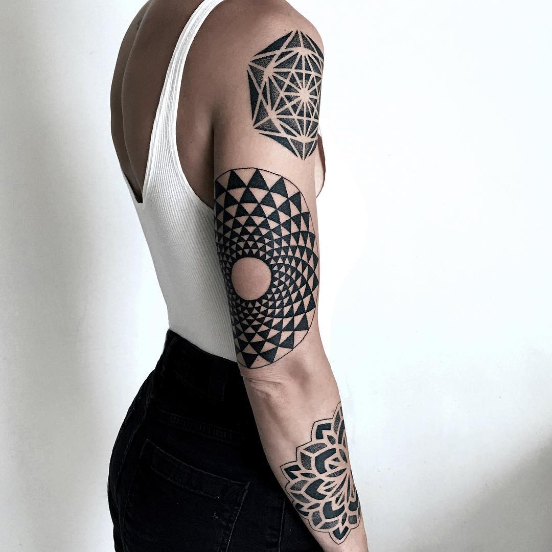 Optical illusion mandala by tattooist NEENO
