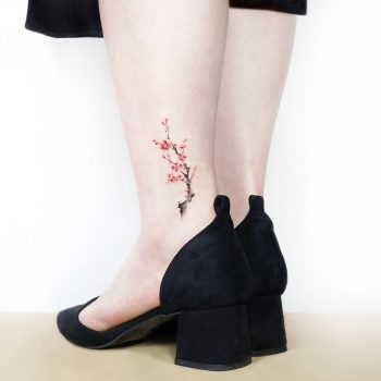 Small flower on an ankle by tattooist Ida