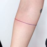 Thin gradient line by tattooist Ida