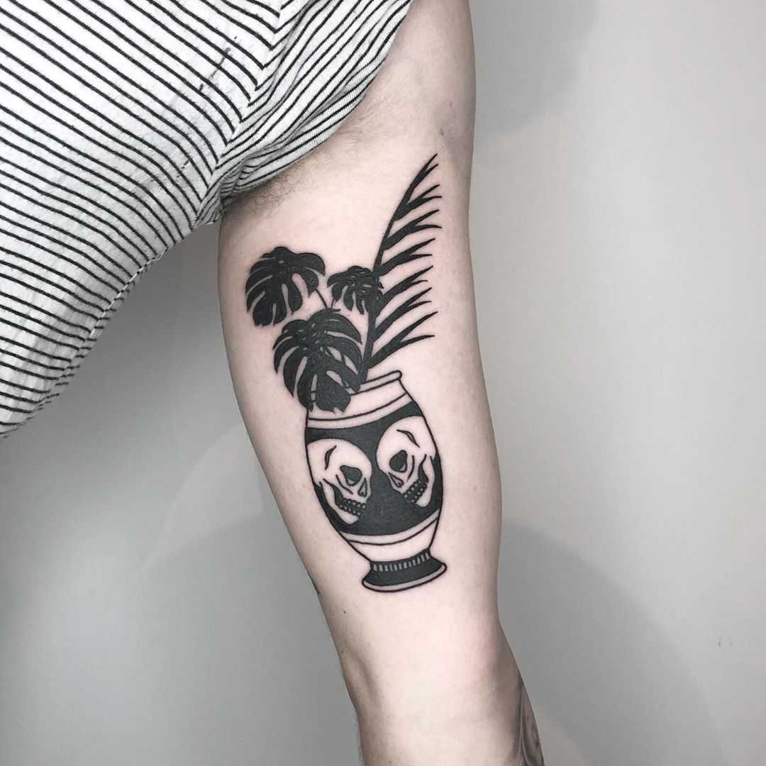 Vase with monstera by Rich Sinner
